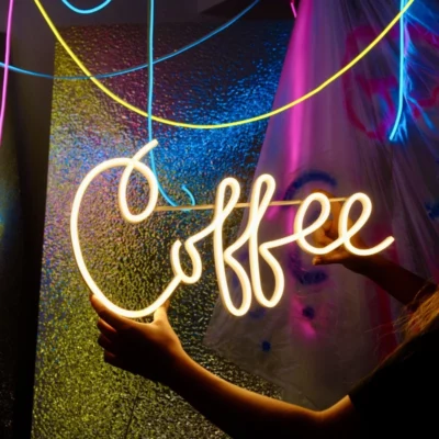 Neon led coffee z bliska