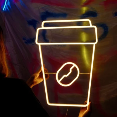 Neon led kubek kawy na ciemnym tle