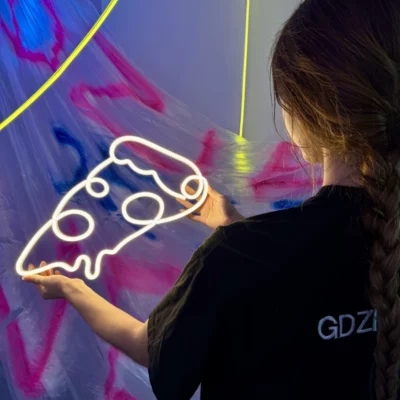 Neon led pizza lineart z daleka