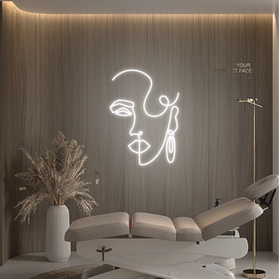 neon led twarz z kolczykiem w salonie beauty
