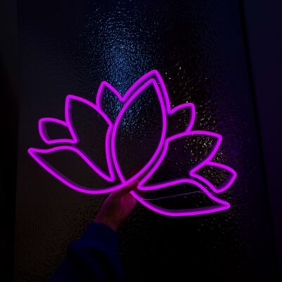 neon led lotos yoga zdjecie