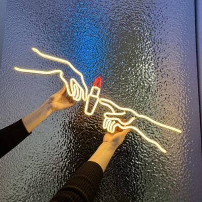 neon led rece adama ze szminką zdjecie
