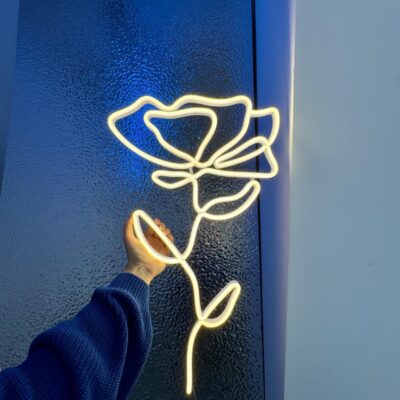 neon led roza otwarta z daleka zdjecie