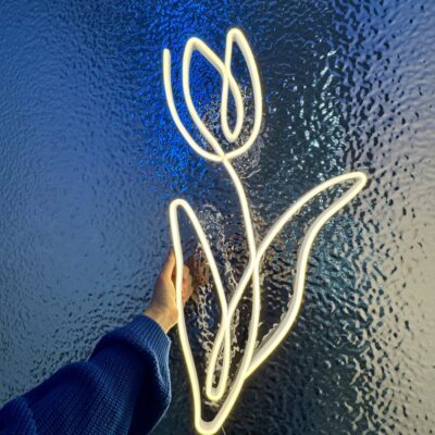 neon led tulipan biala zdjecie