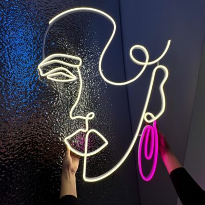 neon led twarz z kolczykiem rozowym zdjecie