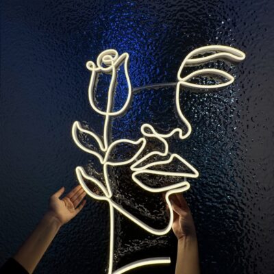 neon led twarz z różą biała zdjecie