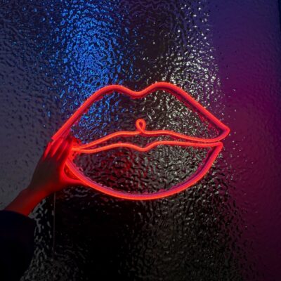neon led usta lineart czerwone zdjecie